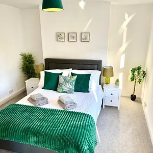 https://2-bedroom-central-townhouse-in.tophotelsbath.com